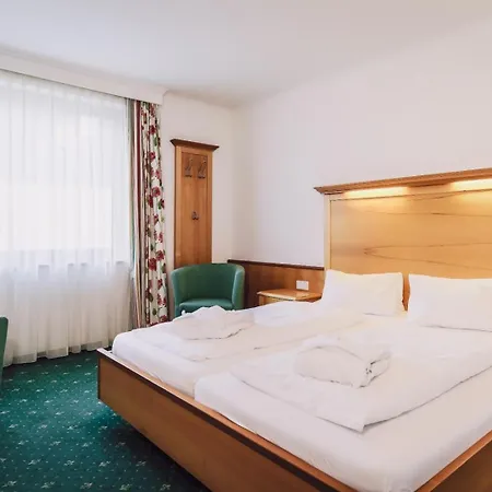 Martini Inkluding Breakfast & Free Parking Готель Капрун