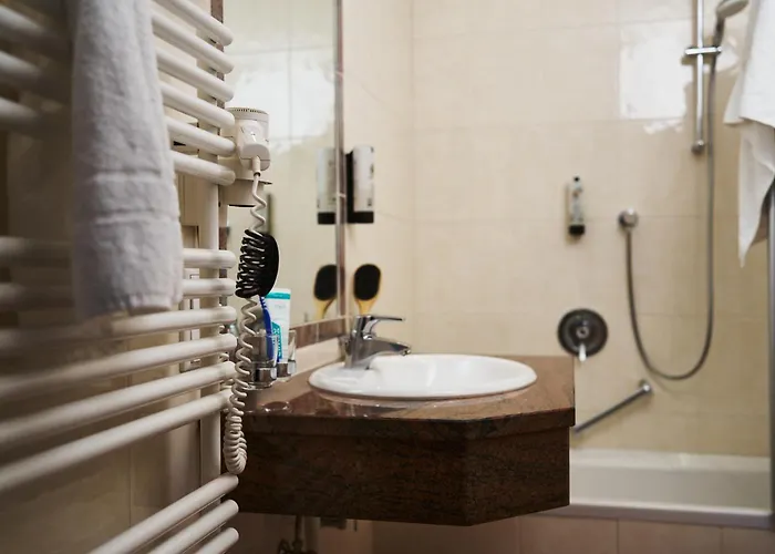 Martini Inkluding Breakfast & Free Parking 酒店 3*